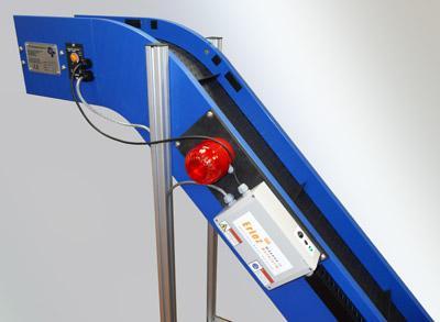 Plate metal detector fitted to conveyor
